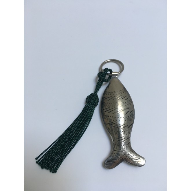 petit porte clé poisson en métal argenté et petit pompon