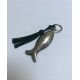 petit porte clé poisson en métal argenté et petit pompon