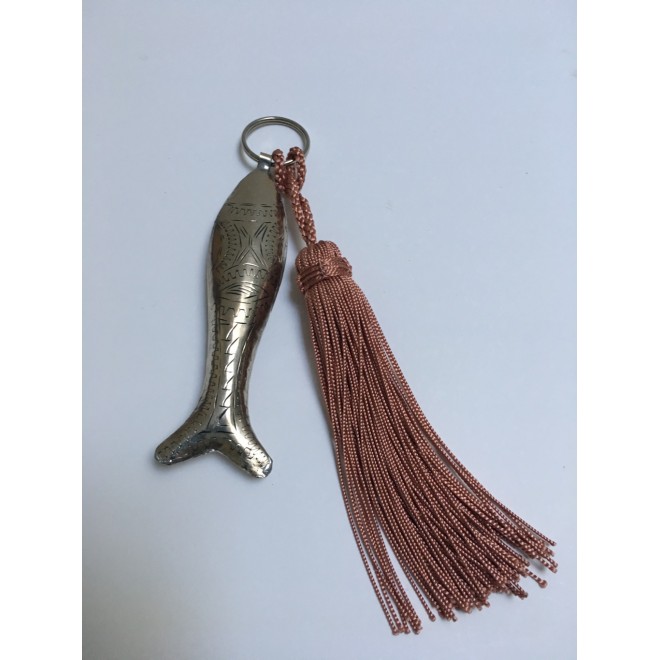 petit porte clé poisson en métal argenté et petit pompon