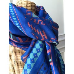 Grand foulard en soie bleu imprimé Ikat