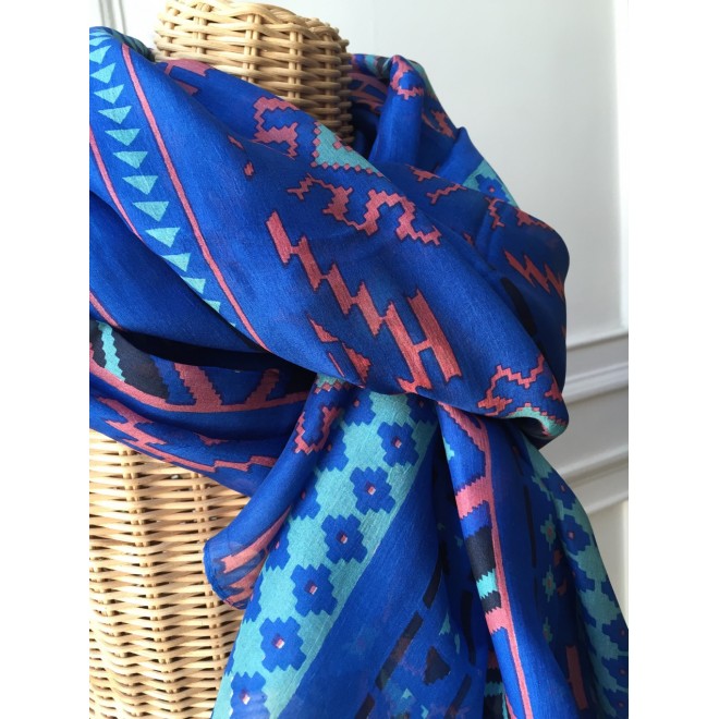 Grand foulard en soie bleu imprimé Ikat